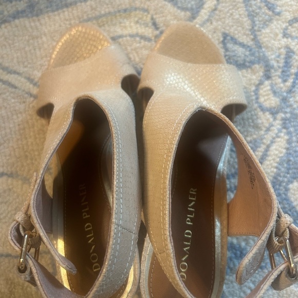 Donald Pliner Elegant Beige Wedge Sandals size 8.5 *small defect* - Picture 6 of 6